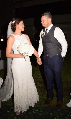 Olga Sarmiento y Omar Guerrero, muy felices en su noche de bodas