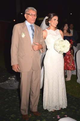 Olga, del brazo de su padre, Juan Luis Sarmiento, llegando al altar