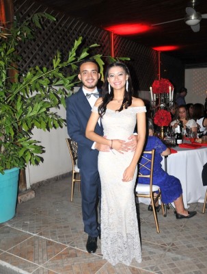 El hermano de la novia, Oscar Zuniga junto a Bianca Pineda