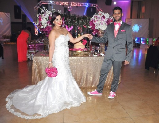 Oswaldo y Fabiola se conocieron bailando...hoy, disfrutan de su luna de miel en un crucero por el Caribe.