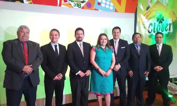Sonia Mejia acompañada por ejecutivos de Grupo Jaremar y de El Zamorano