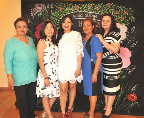 Suyapa Uclés, Mildred Guardado, Karla Zelaya, Lidia Pinel y Karen Moreno
