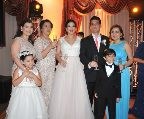 Una fotografía del recuerdo para Astrid, junto a su madre, María Elena vda. de Valle, Rony Valle y demás familiares.