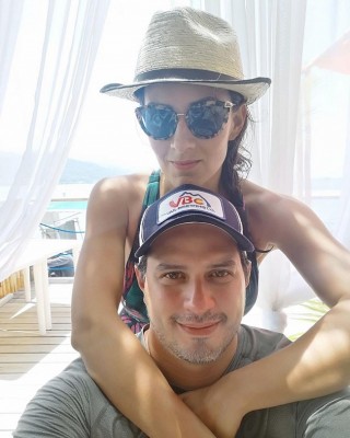 Xochitl Lopez con su guapo esposo