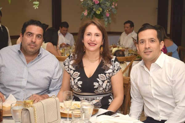 Alejandro y Ana Abufele con Osman Coello