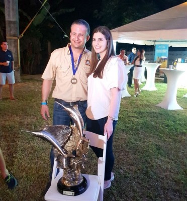 Alexia y Elías Burbara, posando con su trofeo del primer lugar en el Billfish Open 2018