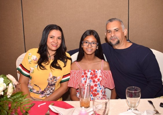 Aleyda, Natali y Luis Estrada