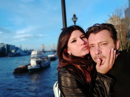 Andrea Erazo y su ahora prometido Mark David Krüger, durante su viaje a Londres