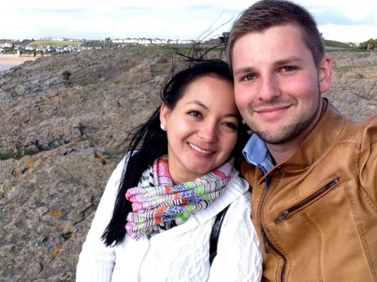 Este par de tórtolos son André Baur y su prometida Heather Hertz, quien viajó ayer rumbo a Alemania para contraer matrimonio con el amor de su vida