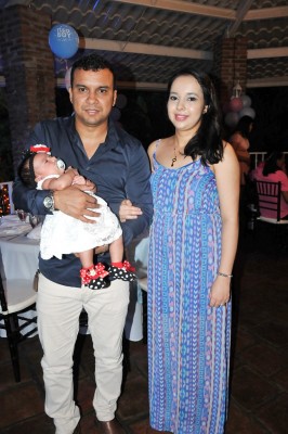 Carlos Ventura con su esposa Denia Paredes y su bebita Elizabeth