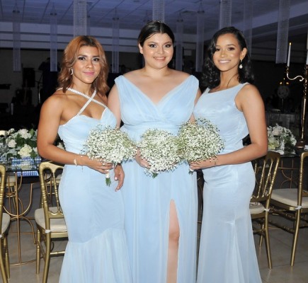 Las damas del cortejo de la novia: Claudia Montes, Andrea Reyes y Leonela Martínez