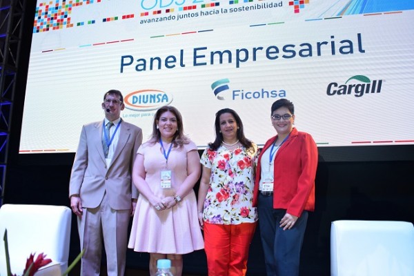 Eduardo Sánchez, Blanca Villeda, Karla Simón y Elisa Pineda fueron los anfitriones en el panel empresarial de la XII Conferencia Nacional de RSE.