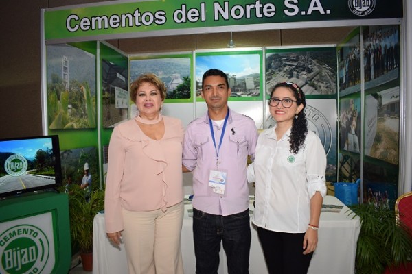 Fátima Pineda Bardales, Cindy Pamela y Carlos López.