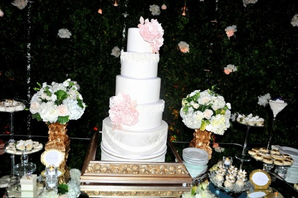 El pastel de bodas fue elaborado por Nadia Canahuati de Signature Cakes