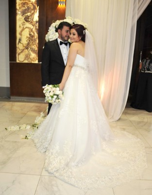 Los recien casados: Olvin Josué López y Dulce Esmeralda López, en una fotografía única para Farah La Revista.