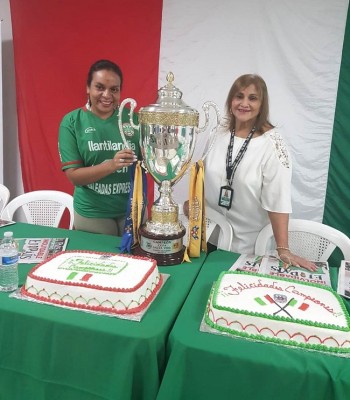 Denia Meraz y Farah Robles, celebrando la copa de su querido Marathon