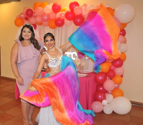 Dessire Nuñez junto a Alexa Landaverde, quien realizó una magistral presentación de danza árabe durante el bridal shower.