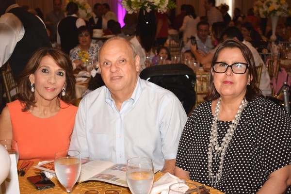 Diana y Roger Larach con Susana Prieto