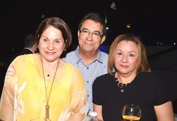 Dora y Donaldo Suazo junto a Lourdes Cardona