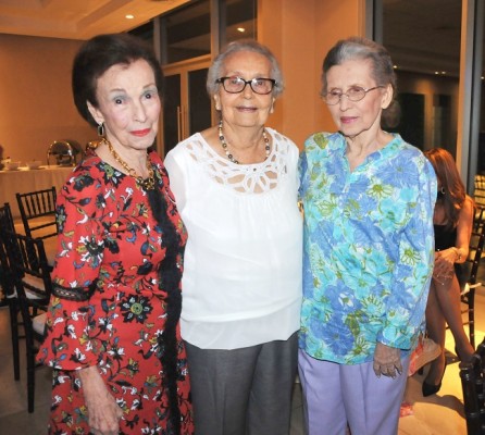 Doña Nora Fasquelle y Norma de Fasquelle, junto a una buena amiga en la celebración del 90 aniversario natal de doña Nora