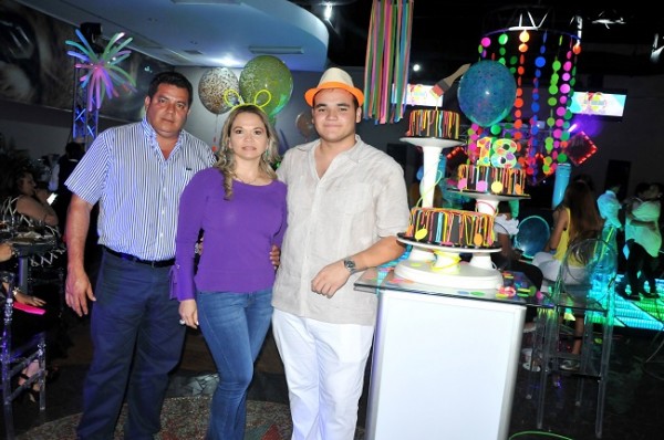El cumpleañero, Ricardo Bonilla, junto a sus padres, Osman Bonilla y Gisell Fernández