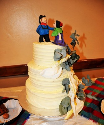 El original y exquisito pastel de bodas engalanó la estación de dulces.