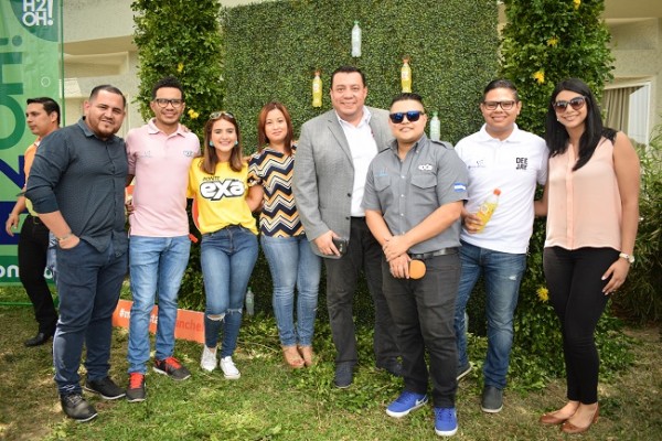 El staff de POWER FM y EXA FM estuvieron presente en el lanzamiento