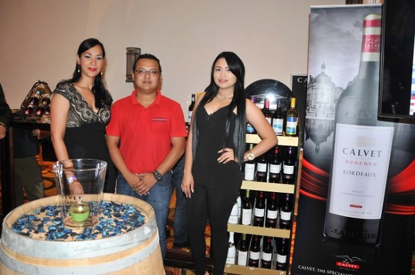 En el stand del Comisariato Los Andes, Lilian Riverta, Gustavo López y Alejandra Villalta, brindaron vinos Franceses y Sudafricanos