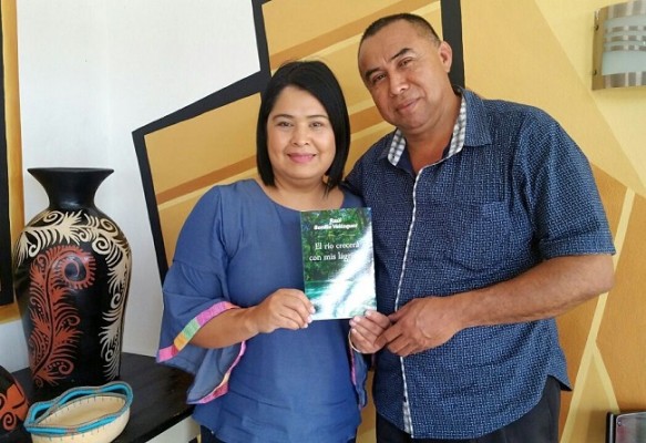 Fabiola Chávez recibe el ultimo libro del escritor Raúl Bonilla