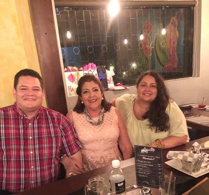 Feliz cumpleaños Iris de Robles con sus hijos Fenando y Alexandra