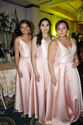 Las damas del cortejo de la novia: Gissel Medina, Carmen Peña y Gabriela Vallecillo