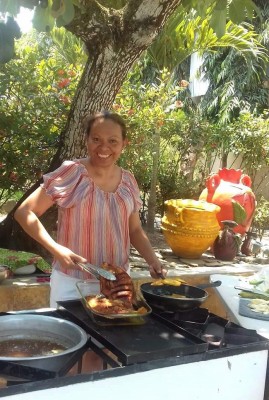 Gracibel Gómez cocinando para la familia en el día del trabajo