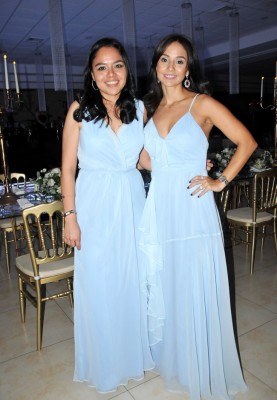 Las damas del cortejo de la novia: Heidy Ortez y Daniela Saybe