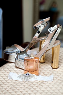 La novia calzó unos zapatos de la firma Giuseppe Zanotti ¡preciosos!...su aroma predilecto, Coco Chanel flotaba en el ambiente...¡que exquisitez!