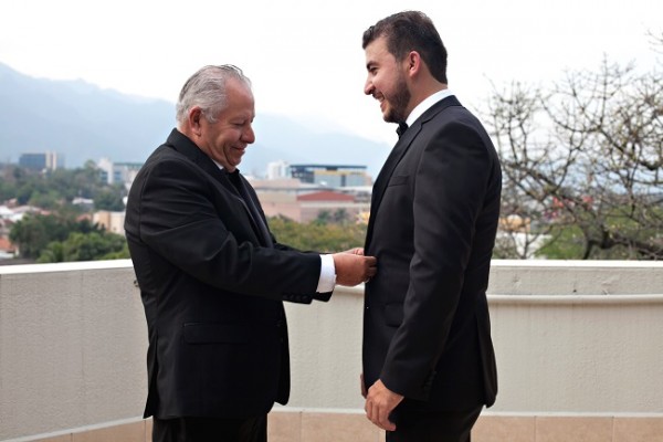 Don Hilario López y su hijo Olvin...recibiendo los últimos "retoques" de su padre.