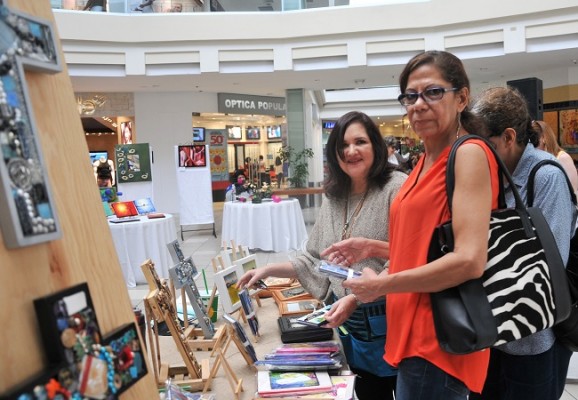 Ileana Rodríguez de Soto fue la coordinadora de la Expoventa que AMAH realizó hoy en Mall Multiplaza