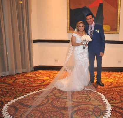 Julia y Nathan Deras, muy felices en su noche de bodas