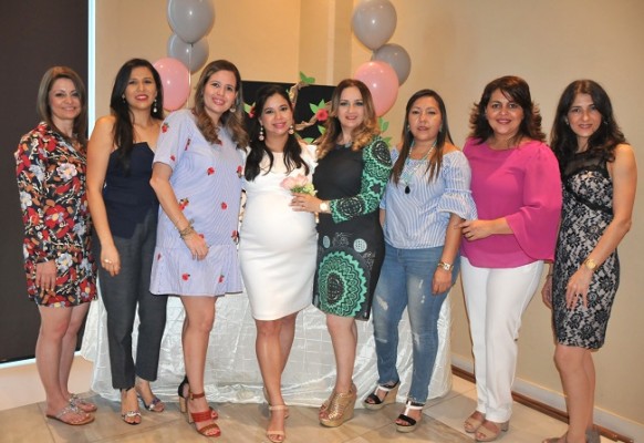 Julissa Lara, Lariza Mejía, Carol Pérez, Lorena de Mejía, Blanca Rosa Fajardo, Helen Escobar, Patricia Bennaton y Mary Isabel Dubón