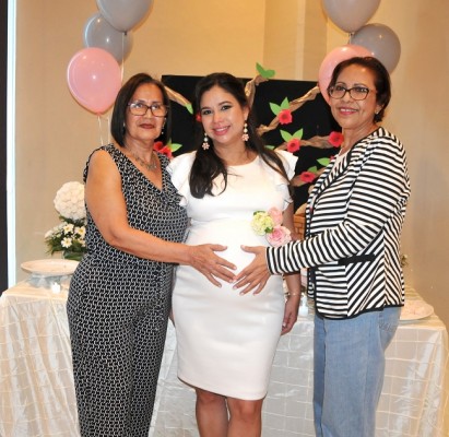 La abuela materna, Sandra Andino, Lorena Mayen de Mejía y la abuela paterna, Ángela Machado de Mejía