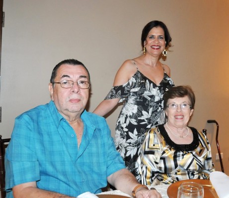 La guapísima Isabel Pineda, Carlos Nolasco, y Norma Gamero