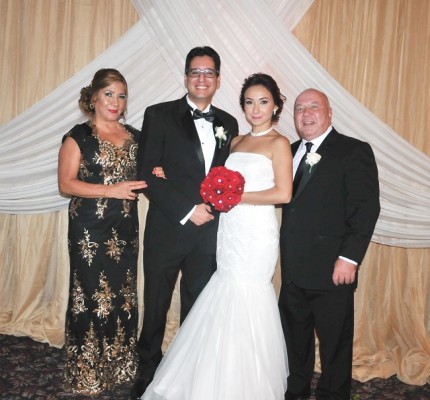 La madre de la novia, Miriam Gómez, José Francisco Reynaud, Mónica Padilla y su padre, Héctor Armando Padilla.