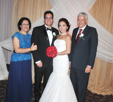 La madre del novio, Mercedes Reynaud, José Francisco Reynaud Jr., Mónica Padilla y el padre del novio, José Francisco Reynaud