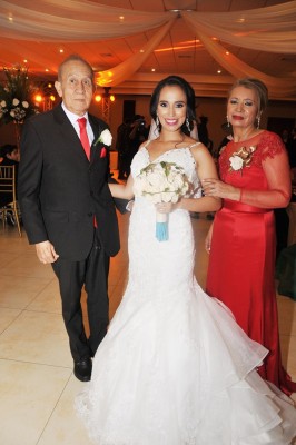 La novia, Jonnely Avendaño con sus padres, Jesús Ernesto Avendaño y Egla Castillo de Avendaño