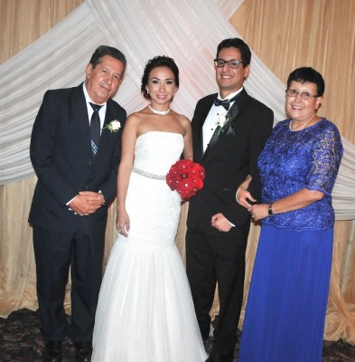 La pareja de recien casados junto a sus padrinos de bodas, Maynor García y Consuelo Reynaud
