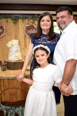 La pequeña Cristella junto a sus padres Guadalupe y Jorge Abufele