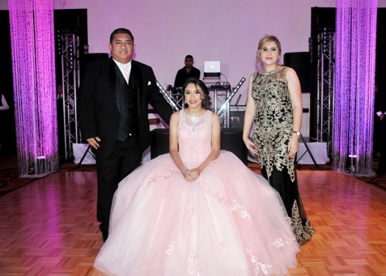 La quinceañera junto a sus padres, Luis Recarte y Wendy Márquez