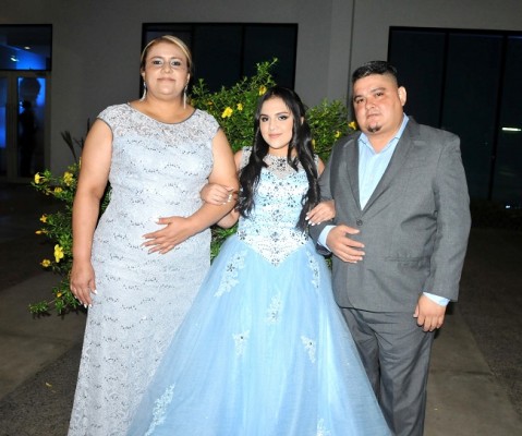 La quinceañera, junto a sus padres, Vanessa de Pinto y Jorge Humberto Pinto