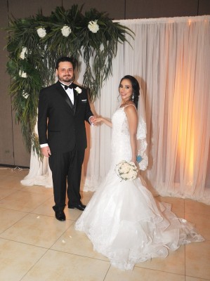 Leonardo Milla y Jonnely Avendaño en su noche de bodas
