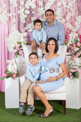 Linda Avilez de Laínez con su esposo Juan Carlos y sus hijos Diego Alessandro y Mateo Sebastián...La familia esta lista para recibir