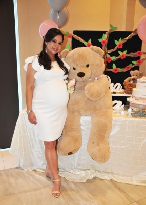 Lorena Mayen de Mejía en su baby shower, a la espera de su bebita Ariana Sofía